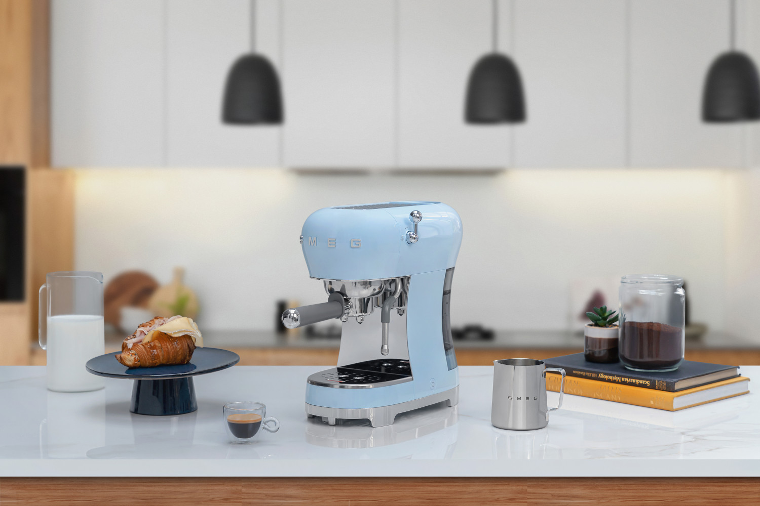 Élvezd a valódi espresso aromáját a Smeg ECF02 Karos espresso kávéfőzővel az otthonodban! 
