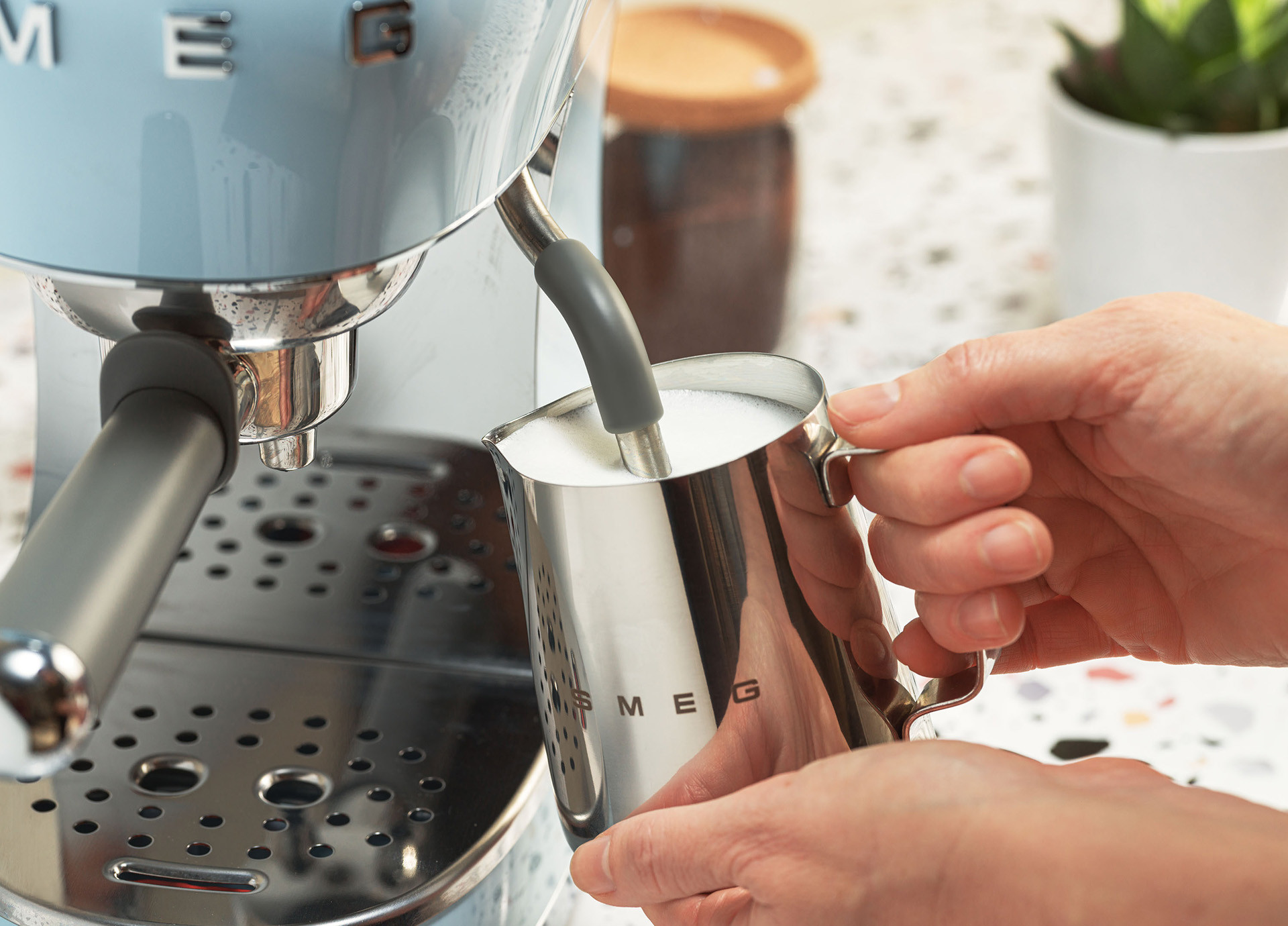 Smeg ECF02 espresso kávéfőző tejhabosító funkcióval
