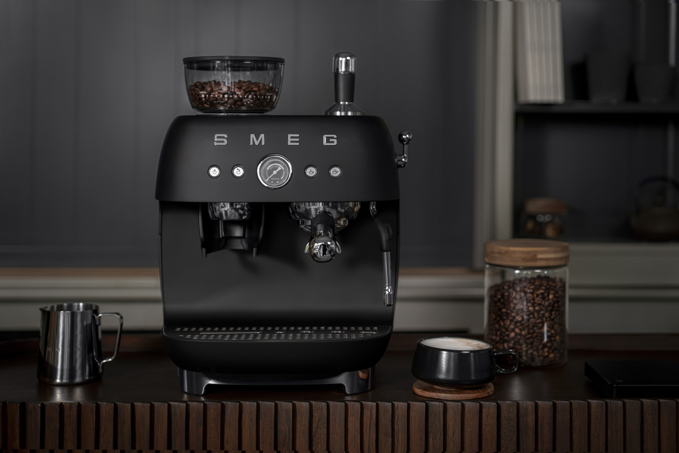 Darálós karos espresso kávéfőző tejhabosítóval - matt fekete