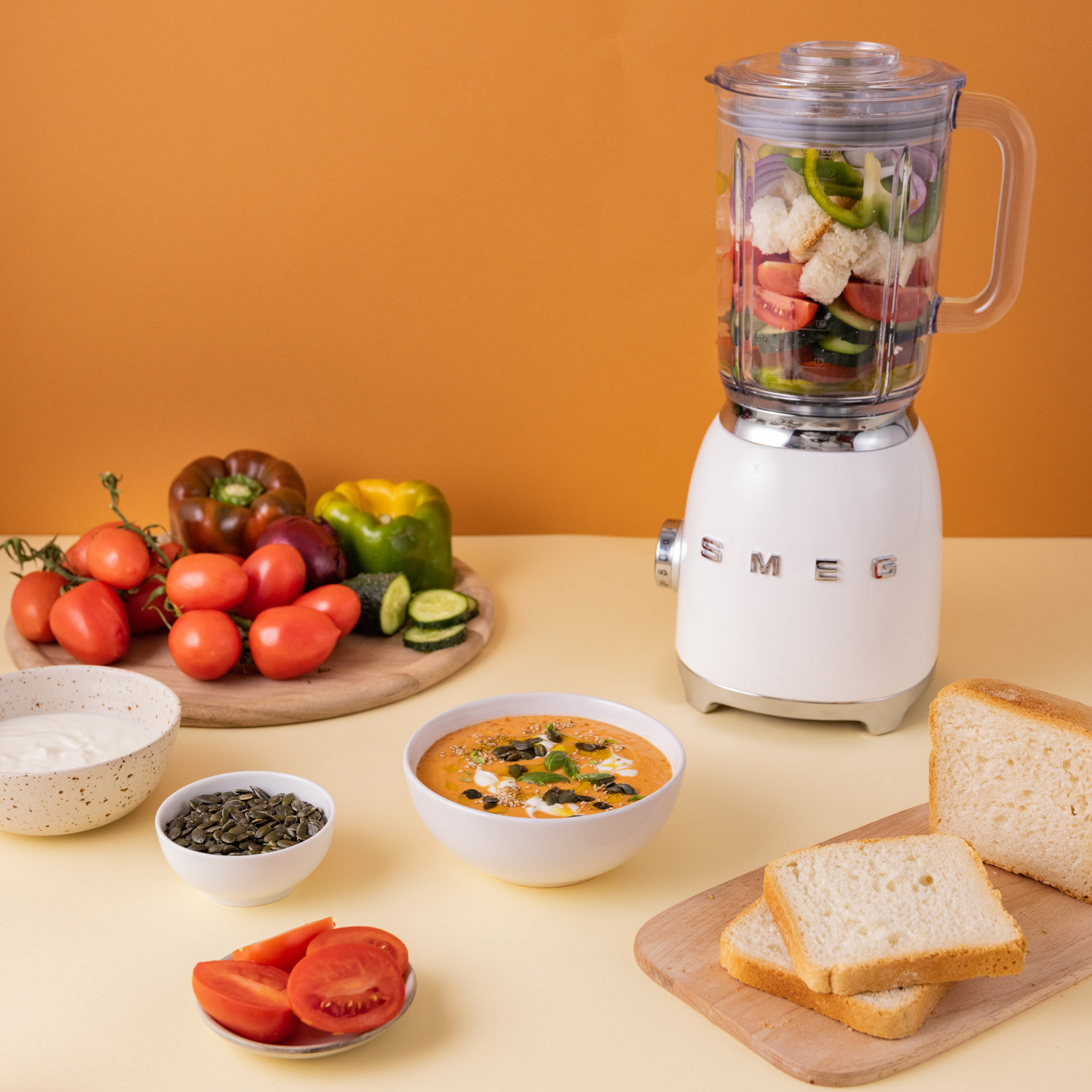Smeg turmixgép Smooth Start funkcióval, mely csökkenti az összetevők kifröccsenését