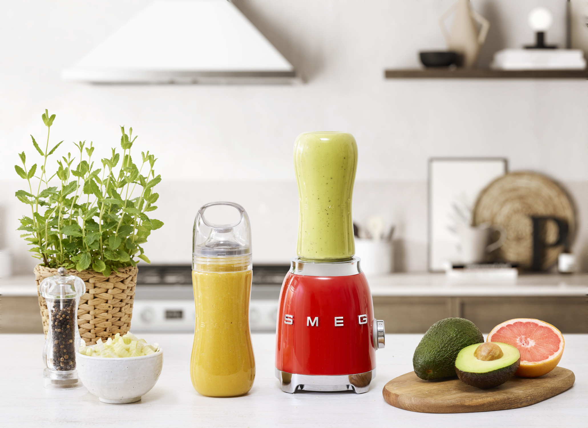 Smeg hordozható mini turmixgép 600 ml-es Tritan™ Renew palackkal