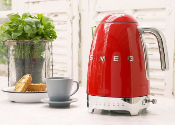Smeg vízforraló állítható vízhőfokkal - piros