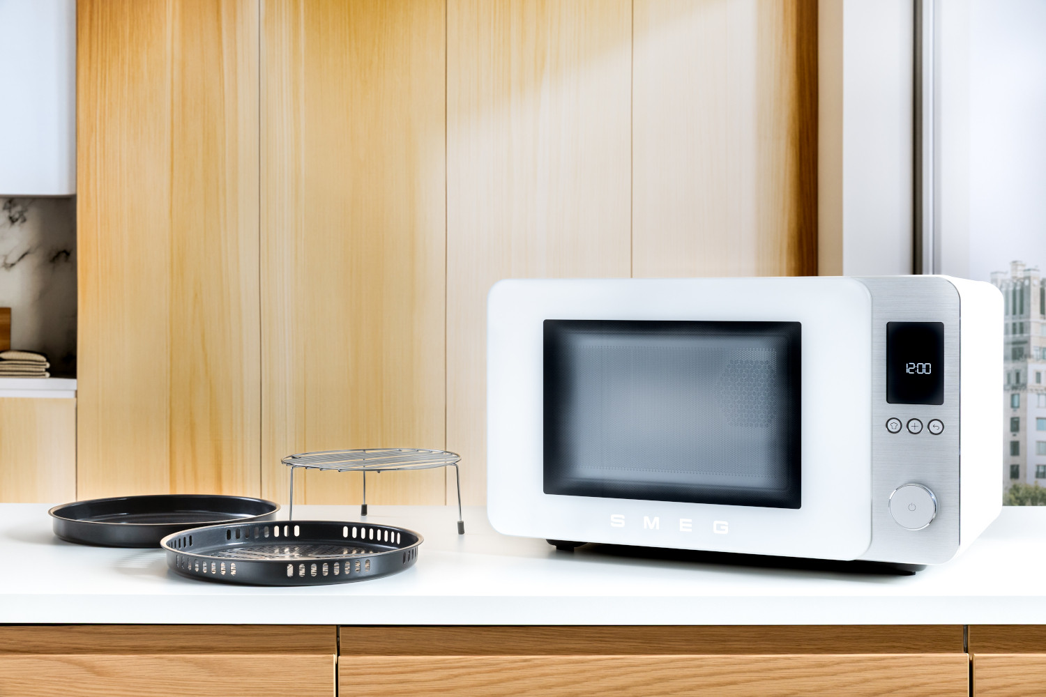 SMEG ASZTALI MIKROHULLÁMÚ SÜTŐ GRILL, LÉGKEVERÉS ÉS AIR FRY FUNKCIÓVAL, Collezione design, matt fehér