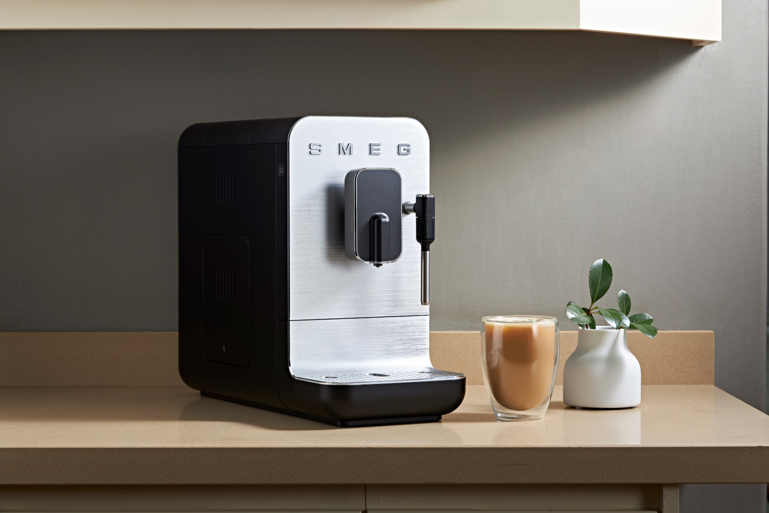SMEG BCC12 AUTOMATA KÁVÉFŐZŐ TEJHABOSÍTÓVAL, Collezione design, matt fekete