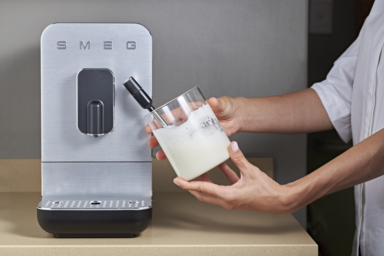 Smeg matt fekete automata kávéfőző tejhabosítóval