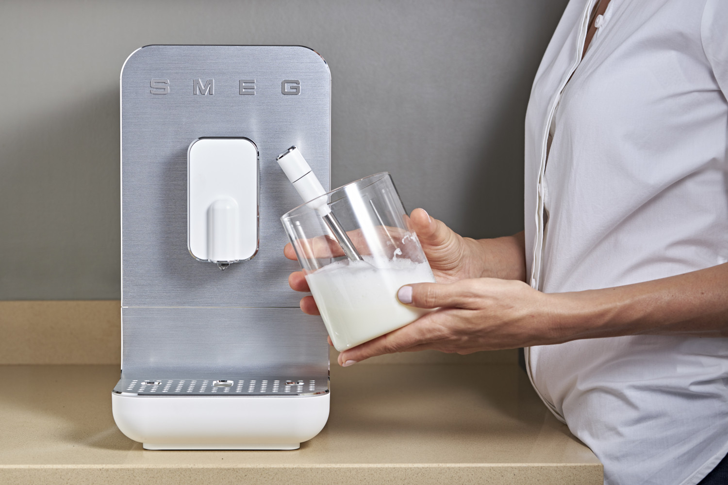 Smeg matt fehér automata kávéfőző beépített darálóval és tejhabosítóval