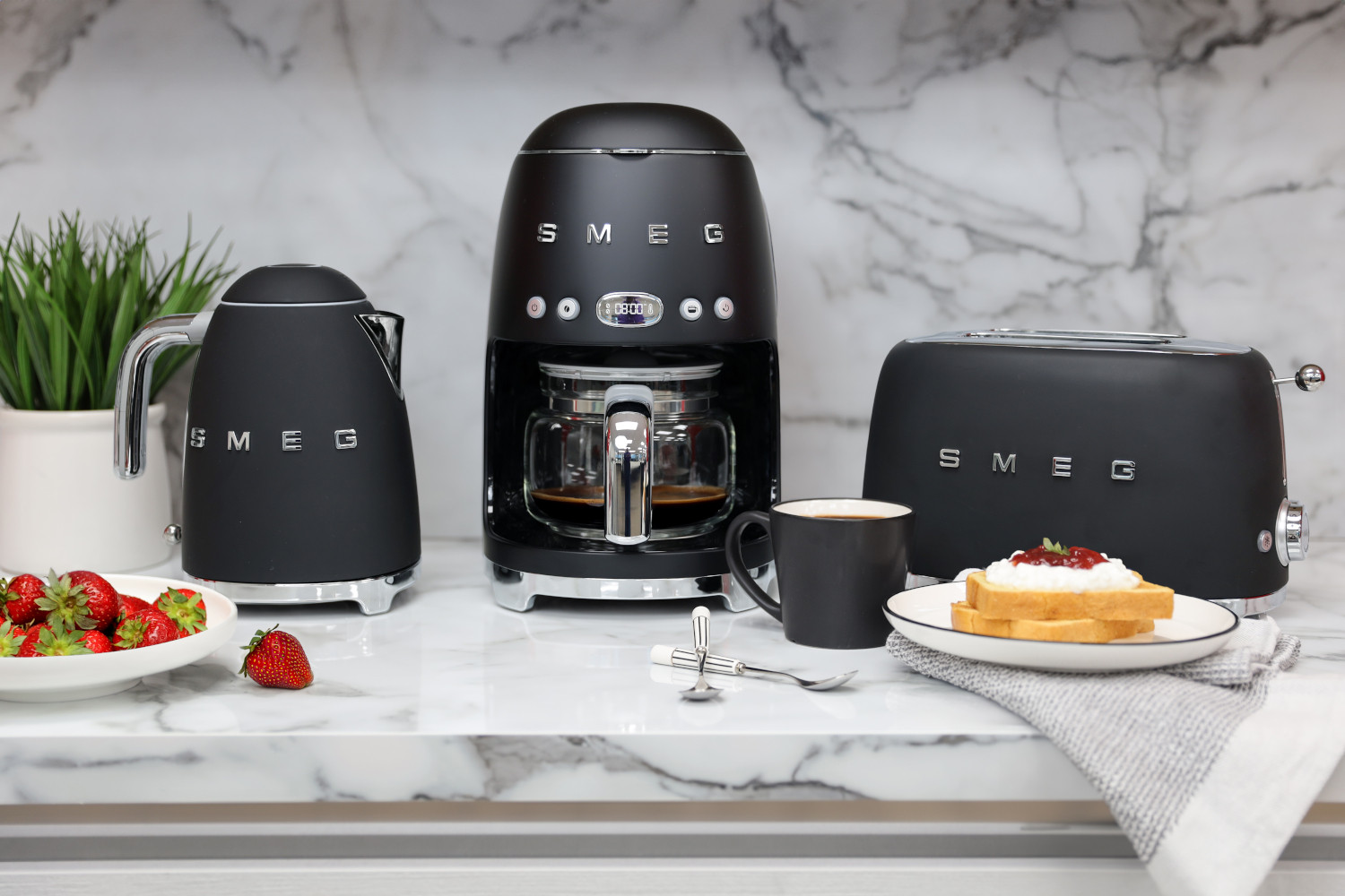 Smeg matt fekete vízforraló, filteres kávéfőző és kenyérpirító