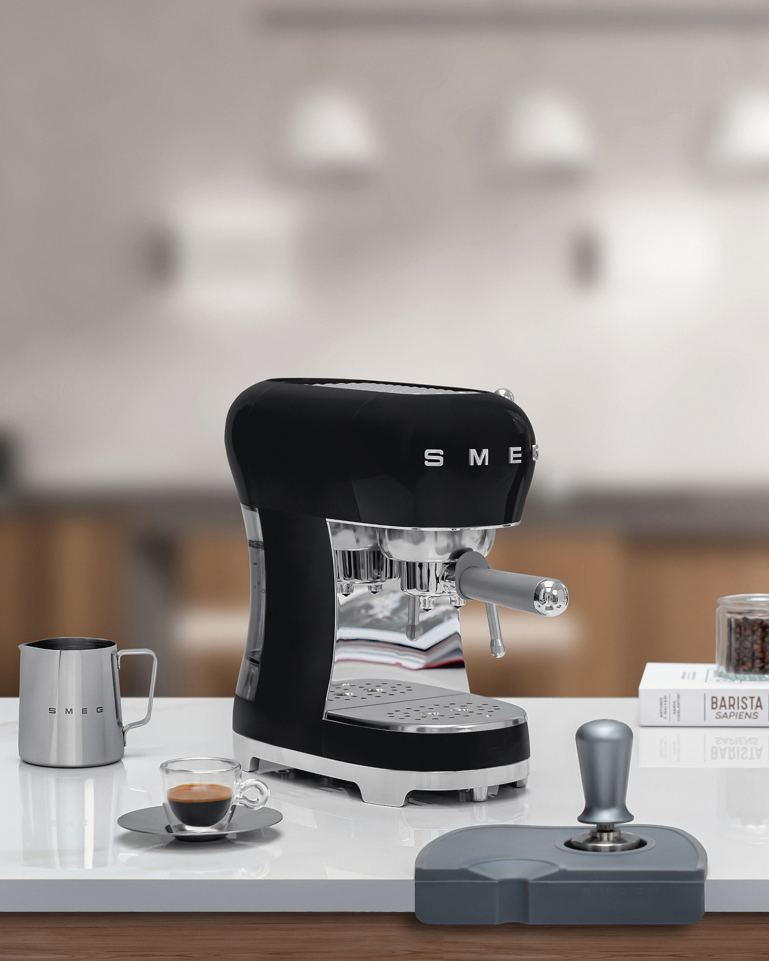 Smeg fekete espresso kávéfőző tejhabosítóval