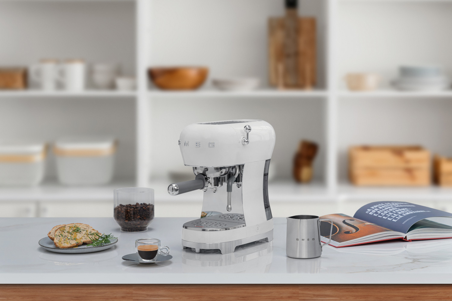 Smeg fehér espresso kávéfőző tejhabosítóval
