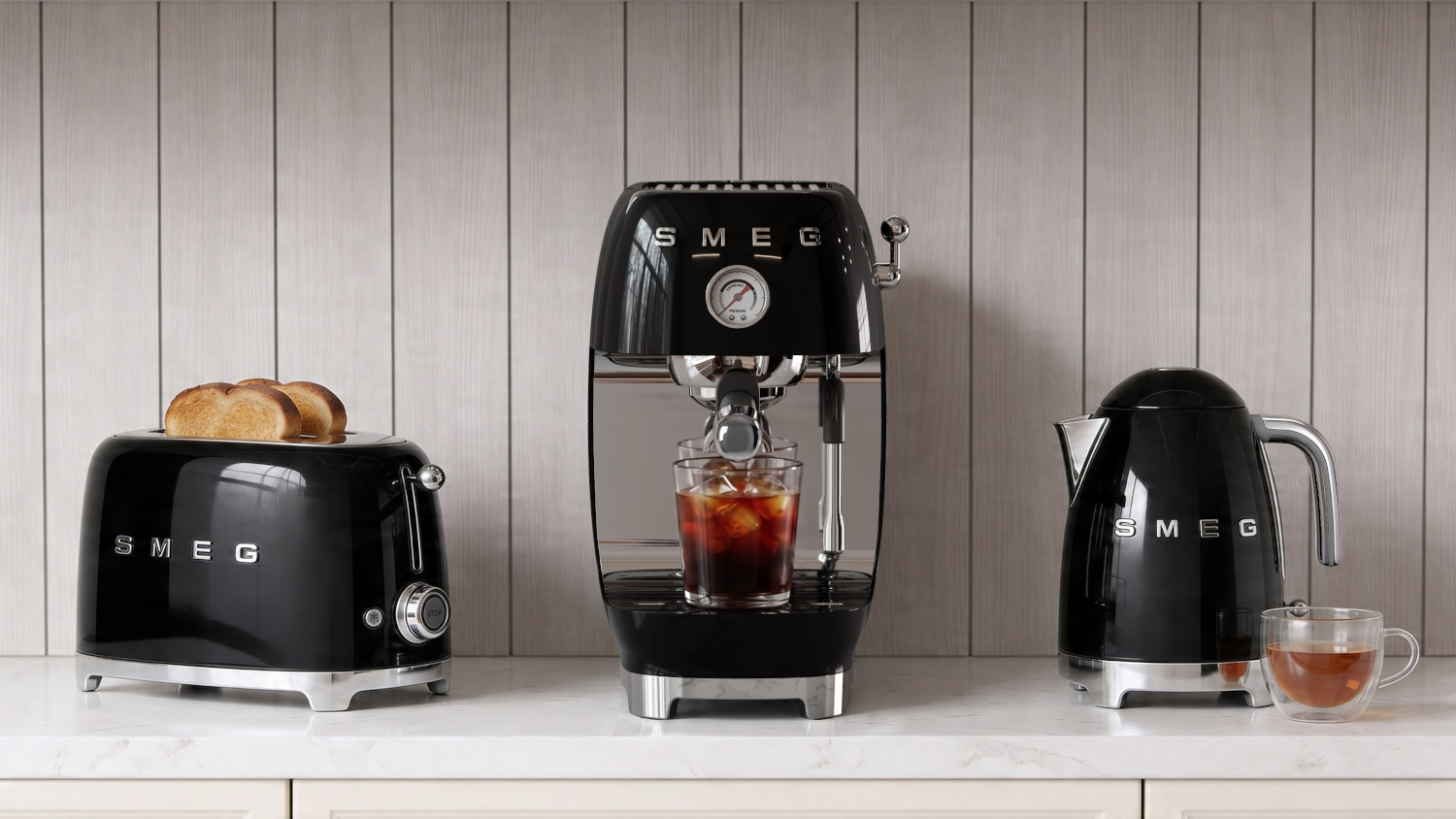 SMEG fekete kenyérpirító, vízforraló és espresso kávéfőző cold brew funkcióval