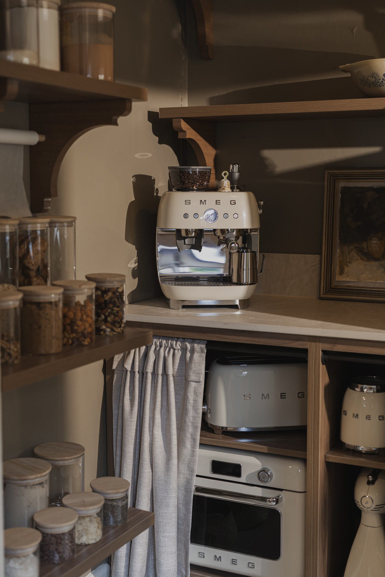 SMEG DARÁLÓS KAROS ESPRESSO KÁVÉFŐZŐ TEJHABOSÍTÓVAl, 50-es évek retro design, bézs