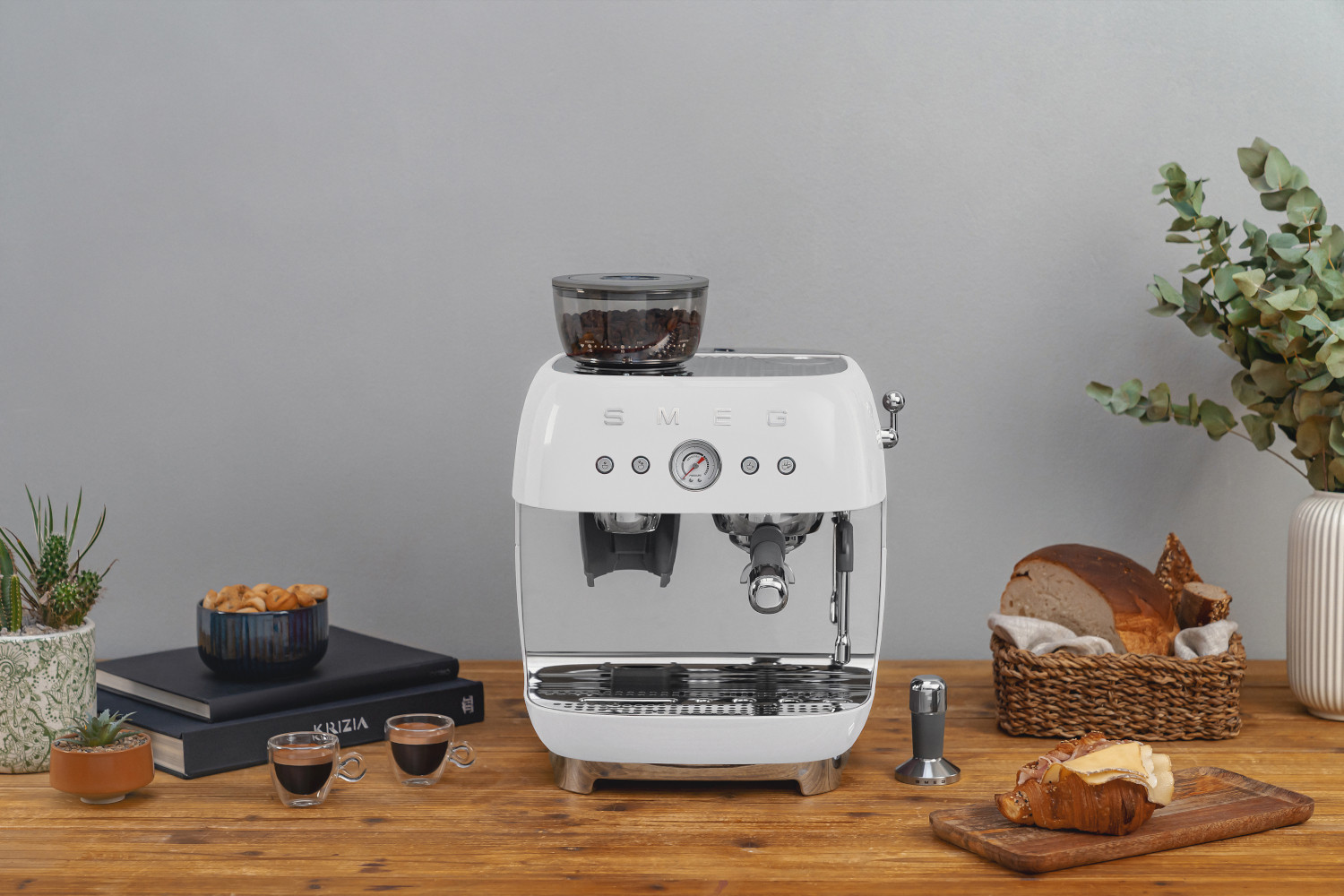 SMEG DARÁLÓS KAROS ESPRESSO KÁVÉFŐZŐ TEJHABOSÍTÓVAl, 50-es évek retro design, fehér