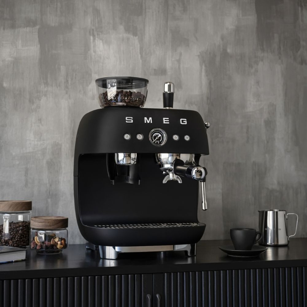 Smeg matt fekete darálós espresso kávégép