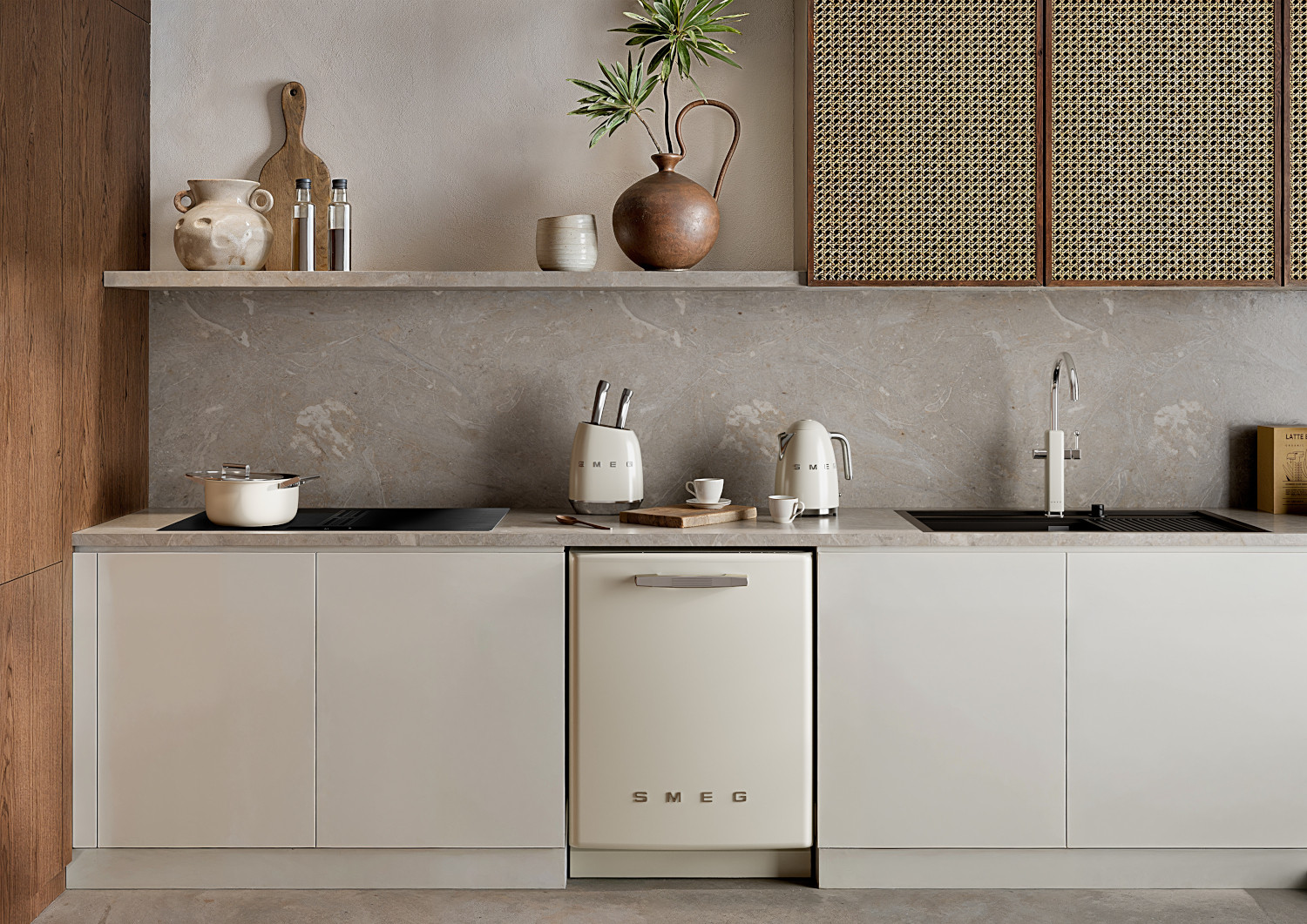 SMEG 50-es évek retro design bézs késkészlet, lábas, vízforraló, csaptelep és beépíthető mosogatógép