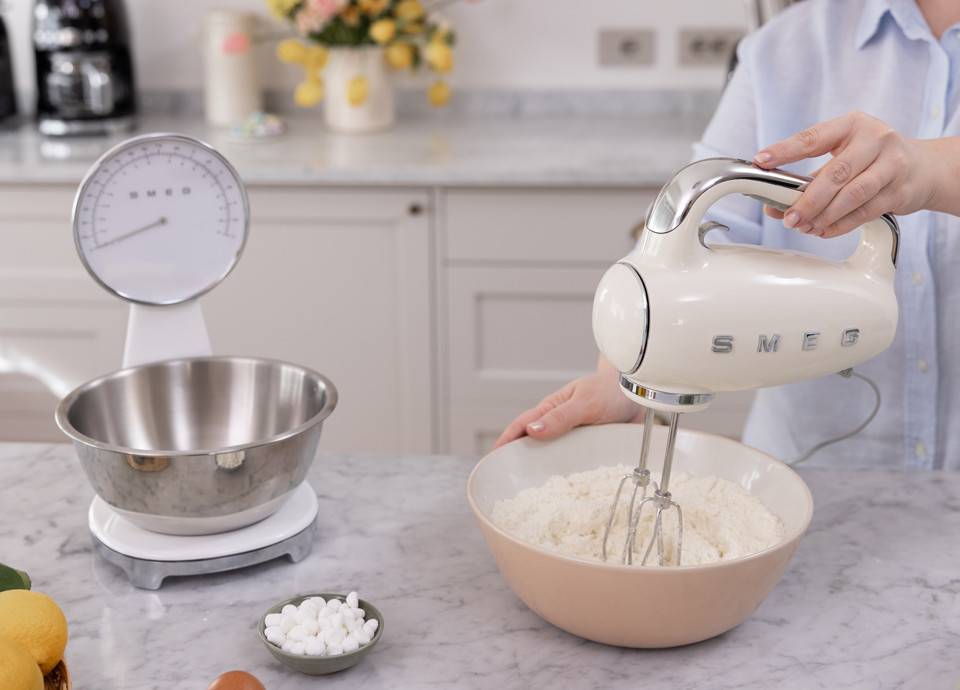 Smeg fehér konyhai mérleg és bézs kézi mixer