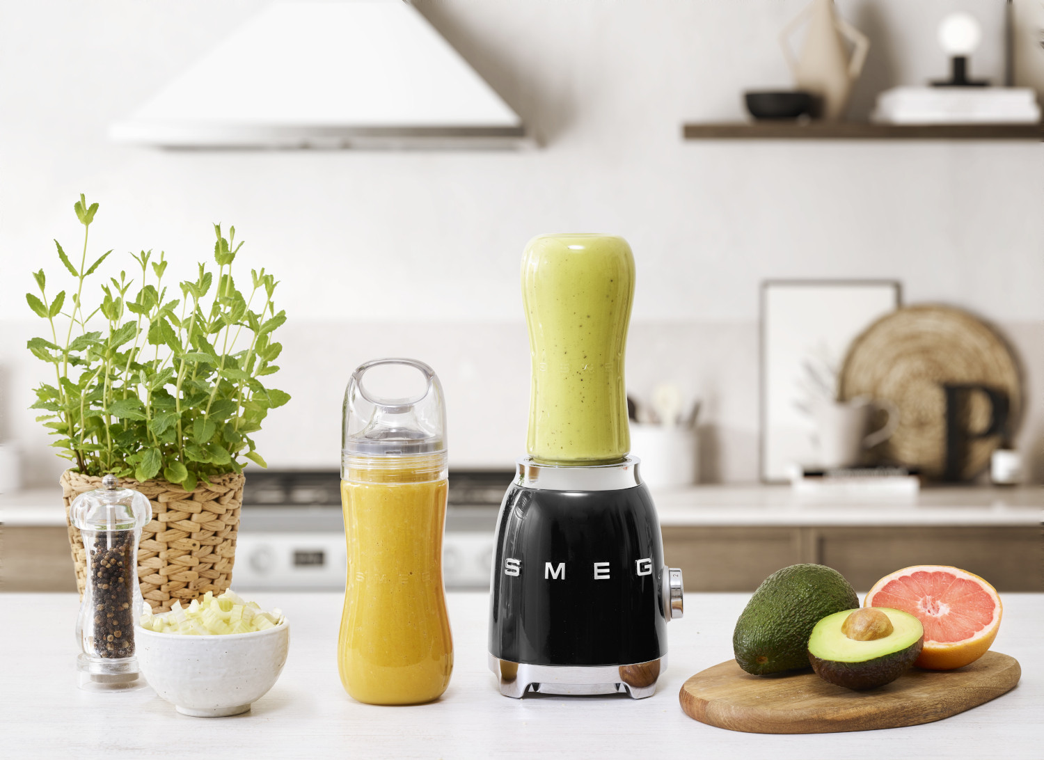 SMEG KOMPAKT TURMIXGÉP EXTRA PALACKKAL, 50-es évek retro design, fekete