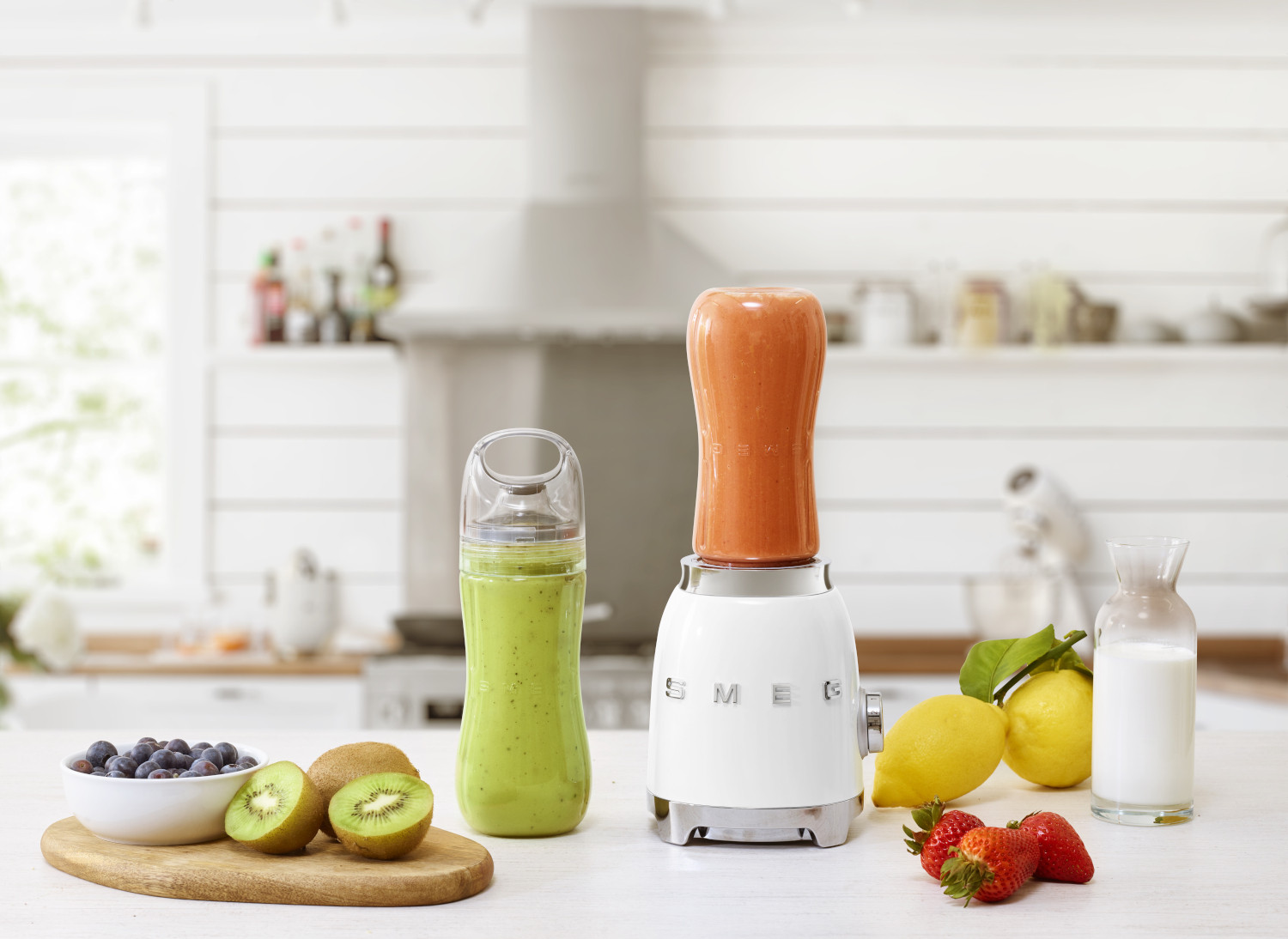 SMEG KOMPAKT TURMIXGÉP EXTRA PALACKKAL, 50-es évek retro design, fehér
