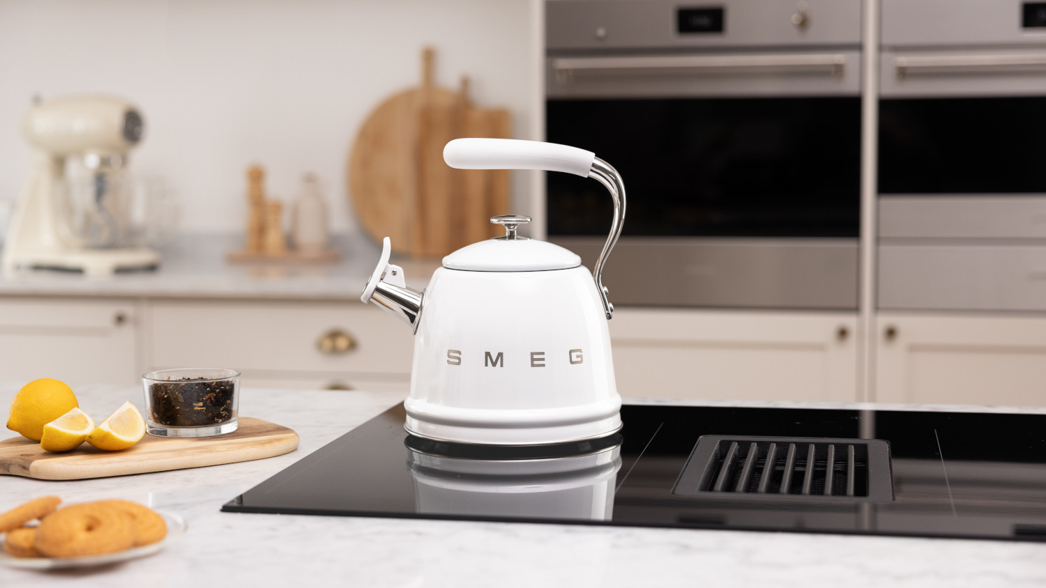 Smeg fehér sípoló vízforraló kanna