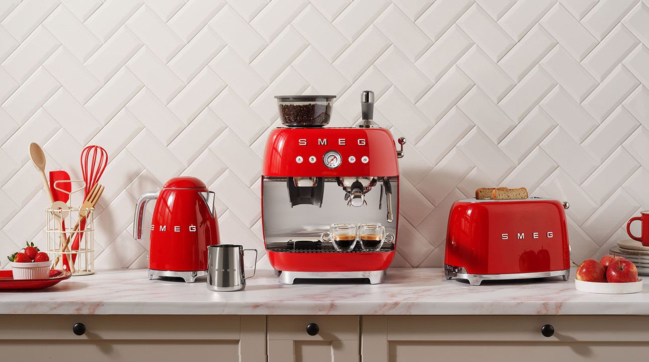 Smeg piros vízforraló, kenyérpirító és darálós espresso kávéfőző