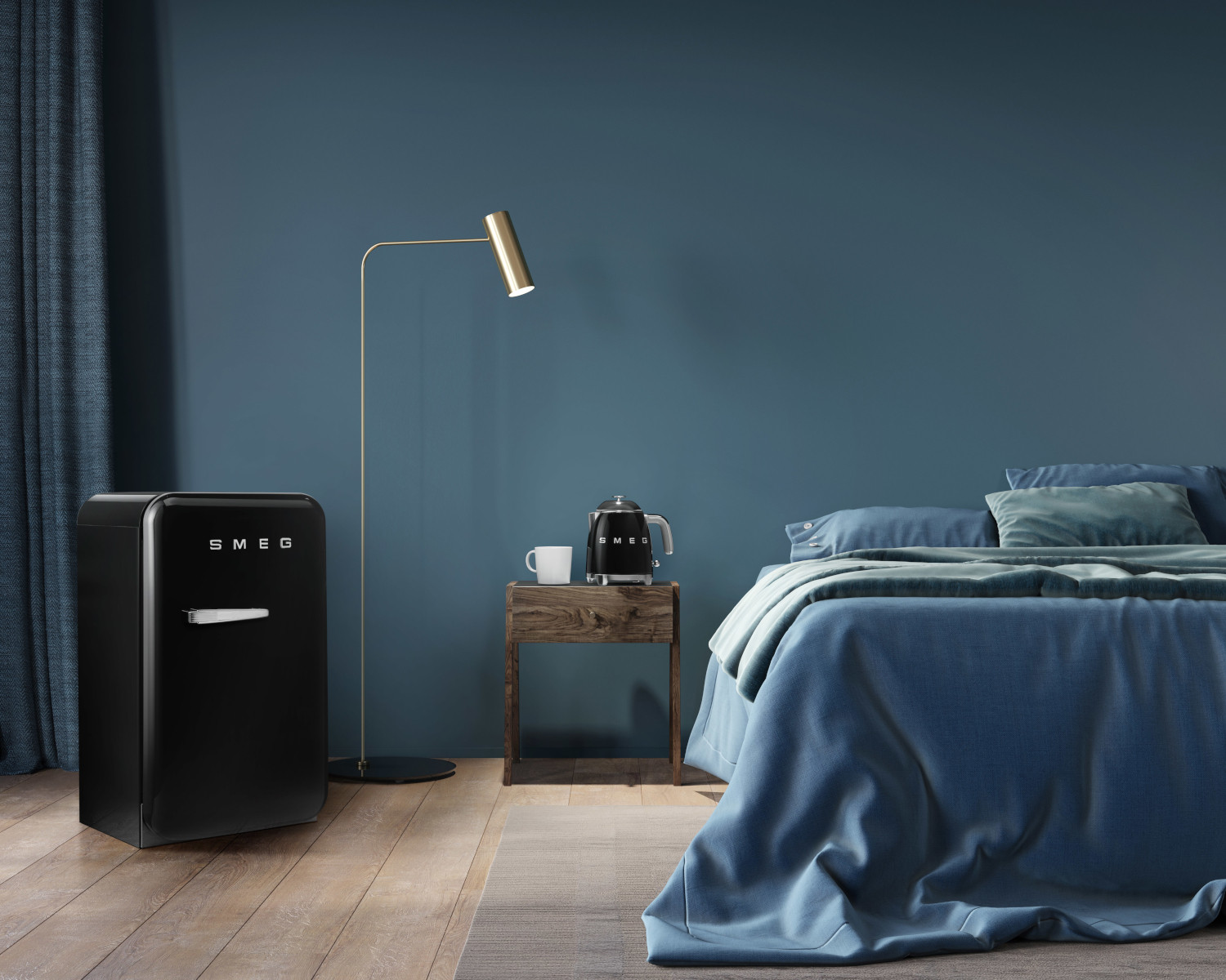 Smeg fekete mini vízforraló és FAB10 minibár hűtőszekrény