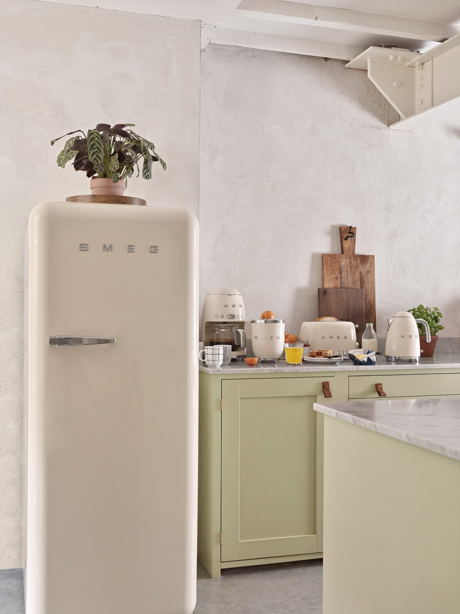 Smeg bézs FAB28 hűtőszekrény és konyhai kisgépek